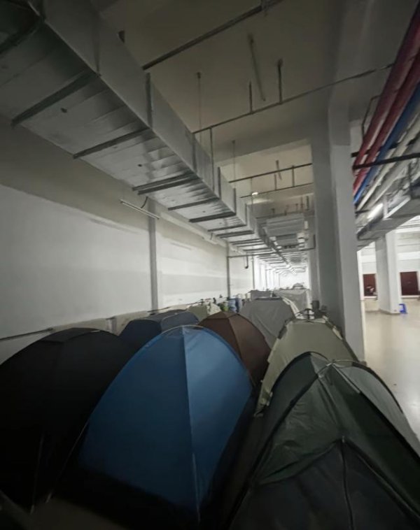 盈丰财富 吉林大学学生因宿舍太热支帐篷过夜，校方回应：电路问题暂无法装空调