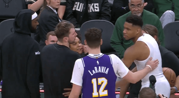 K线猎手 Skip: 字母哥帮助蒂耶罗拿到比赛用球, 为他的举动点赞